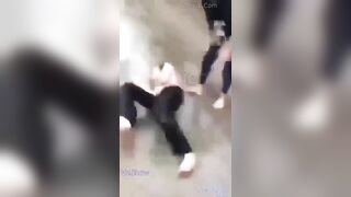 Việt Nam, Mấy e cấp Two đánh nhau lột đồ ngày mưa ở giữa đường