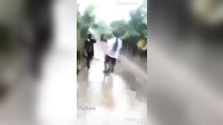 Việt Nam, Mấy e cấp Two đánh nhau lột đồ ngày mưa ở giữa đường