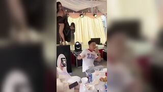 Đám cưới độc lạ bình Dương, thế nào mà địt nhà gái trên sân