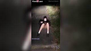 Thg ny súc vật, Bắt e học sinh, nằm giữa đường vạch lồn đái ra đường
