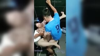 Quay lén cô giáo chiều e học sinh lén vào wc địt nhau rên cực to