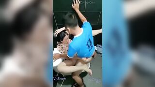 Quay lén cô giáo chiều e học sinh lén vào wc địt nhau rên cực to