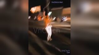 Tổng hợp các clip gái xinh đi bão vạch lồn show vú trên đường