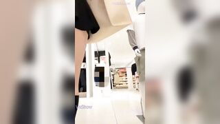 Quay lén được e gái không mặc quần lót đi siêu thị bị ẻm phát hiện