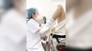 Đi khám lồn mà bị cô y tá móc nên bắn hết nước vào mặt