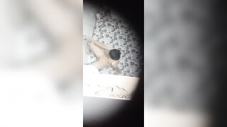 Bé hàng xóm thủ dâm