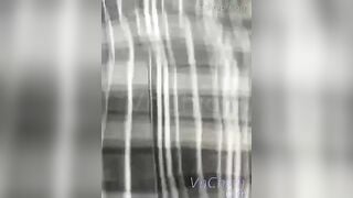 E gái xinh đẹp vừa đọc sách vừa móc lồn trong thư viện bị bảo vệ phát hiện