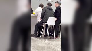 Cặp đôi địt ngay tại quầy .