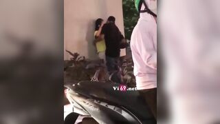 Độc lạ Hà Nội hai bạn trẻ làm tình giữa phố giờ tan tầm