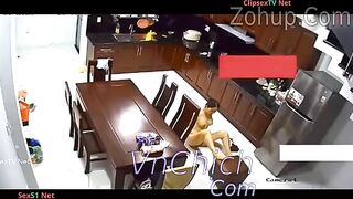 Hack camera, Chị họ thả rông nấu ăn xong ngồi lên bàn thủ dâm bắn nước