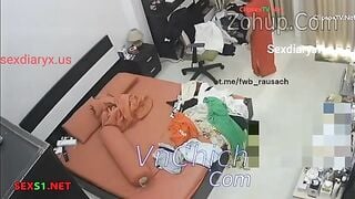 Đi hc thêm thanh niên lm liều, đặt cam quay lén cô giáo phát hiện cô giáo thủ dâm