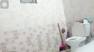 Bà chị tắm