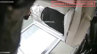 Quay lén cô đồng nghiệp đi đái ở công ty