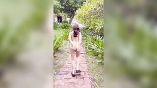 E gái khoả thân khắp khu du lịch lại còn vạch lồn ra đái xuống bể bơi
