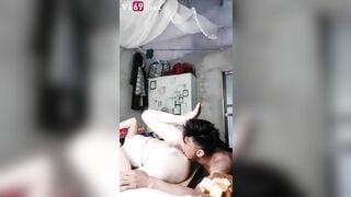Đang ngoại tình cho trai vét máng thì chồng em gọi điện thoại