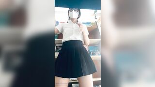 Em học sinh đi nhà sách nứng lồn quá thủ dâm luôn tại chỗ kích thích vl phần 2
