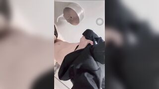 Đụ lén xuất trong cùng nhỏ bạn thân trong toilet