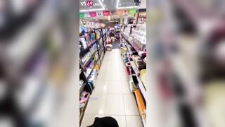 Đưa em ny đi nhà sách rồi vạch quần ra bắt em bú cu public