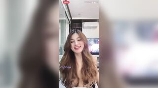 Sự cố hot girl tiktok livestream tâm sự thì lộ ty hồng siêu phamy