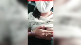 Bị bạn bè bảo vú sệ, E học sinh live chứng minh vú to hàng xịn