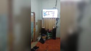 Cô vợ hát karaoke kiểu gì tận 2 cây mic