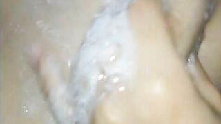 Khoe vếu tí