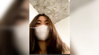 E gái livestream show lồn quán cafe gắm cam, Đsng mải móc thì bị chủ quán gạ djt