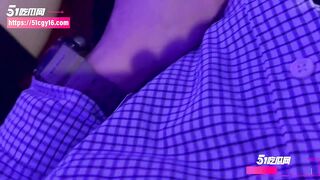 Gạ địt bé sinh viên làm tay vịn trong quán karaoke