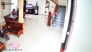CẢNH BÁO  ngườilạ biết bố mẹ đi làm xa tự ý vào nhà ôm bị có ý đồ xấu...