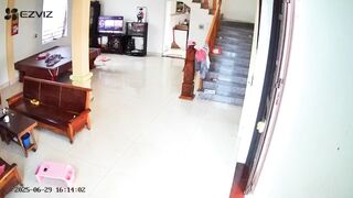 CẢNH BÁO  ngườilạ biết bố mẹ đi làm xa tự ý vào nhà ôm bị có ý đồ xấu...