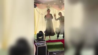 Đám cưới độc lạ bình dương, Cô dâu chú rể lên nhảy khoả thân móc bắn