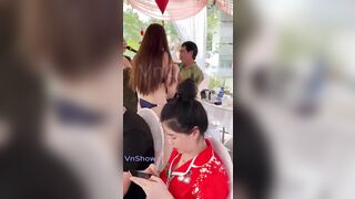 Đám cưới độc lạ bình dương, Cô dâu chú rể lên nhảy khoả thân móc bắn