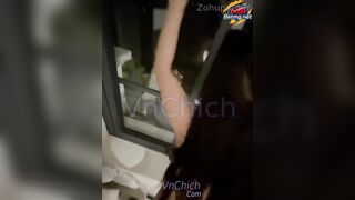 Địt nhau bên cửa số, Chị gái rên to quá cứu hoả đến tưởng bị hành hung