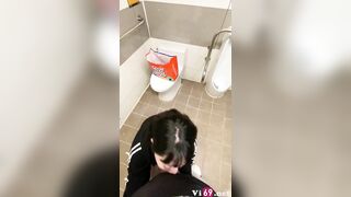 Em gái sinh viên lén lút bú mút trong wc nam ở siêu thị