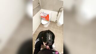 Em gái sinh viên lén lút bú mút trong wc nam ở siêu thị