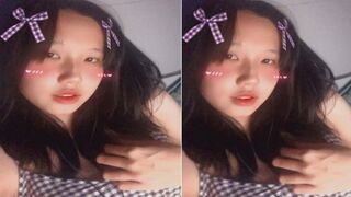 Gái còn non nhưng bướm rất dâm