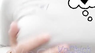 bé gái show hàng trong bộ áo dài mà lỡ móc ướt ko bt mai đi học kiểu gì