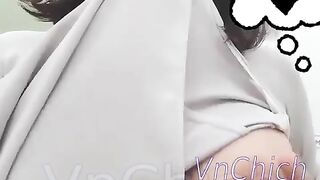 bé gái show hàng trong bộ áo dài mà lỡ móc ướt ko bt mai đi học kiểu gì