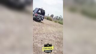 Hai sĩ quan Mexico lén quan hệ khi đang làm nhiệm vụ
