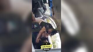 Hai sĩ quan Mexico lén quan hệ khi đang làm nhiệm vụ