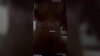 Bật điện lên đi, Ko được bố mẹ t chx ngủ, lén trèo cửa sổ để địt con bạn thân