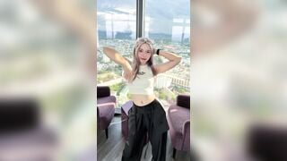 Mèo Simmy lột đồ