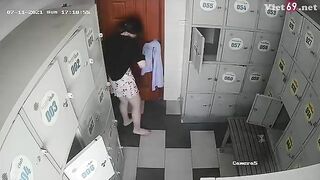 Camera quay lén phòng thay đồ bể bơi