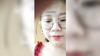 Hết tiền học, cô giáo liền thủ dâm dưới bàn để kiếm ít tiền mà bị học sinh phát hiện