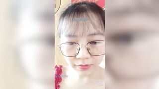 Hết tiền học, cô giáo liền thủ dâm dưới bàn để kiếm ít tiền mà bị học sinh phát hiện