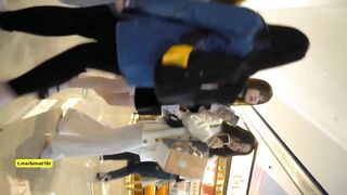 Quay Lén Dưới Váy Em Đầm Đen Ở Trung Tâm Thương Mại