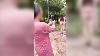 Độc lạ, Chị gái lột đồ bảo chú bán vé số quay lồn về sục