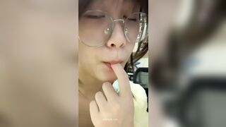 Em gái mới lớn ở nhà một mình nứng lồn quá thủ dâm cho bớt ngứa lồn 18