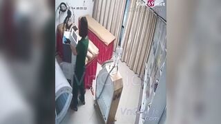 Hack camera chị gái đi triệt lông lồn bị khách biến thái thọc bướm