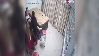 Hack camera chị gái đi triệt lông lồn bị khách biến thái thọc bướm